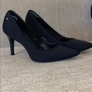 Vera wang Stevie black pumps